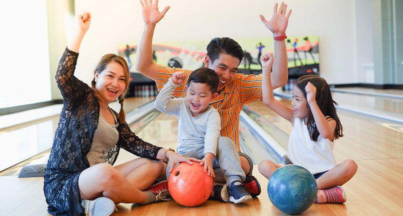 familie op de bowlingbaan